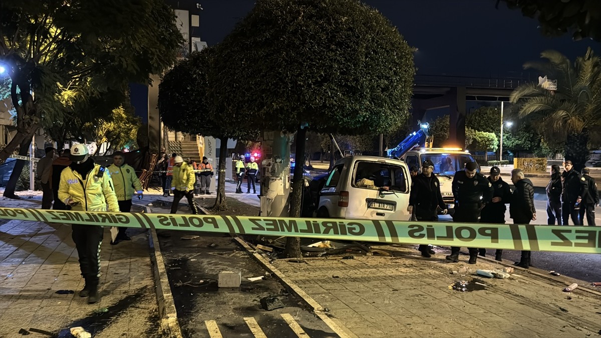 Adana'da hafif ticari aracın tabela direğine çarpması sonucu 1 kişi öldü, 1 kişi yaralandı.