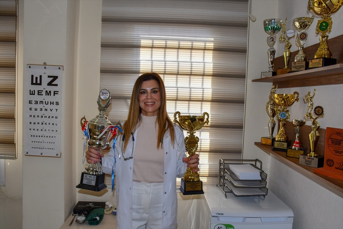 Adana'da hobi olarak başladığı tenisteki başarısıyla milli takıma seçilen aile hekimi uzmanı Saime...