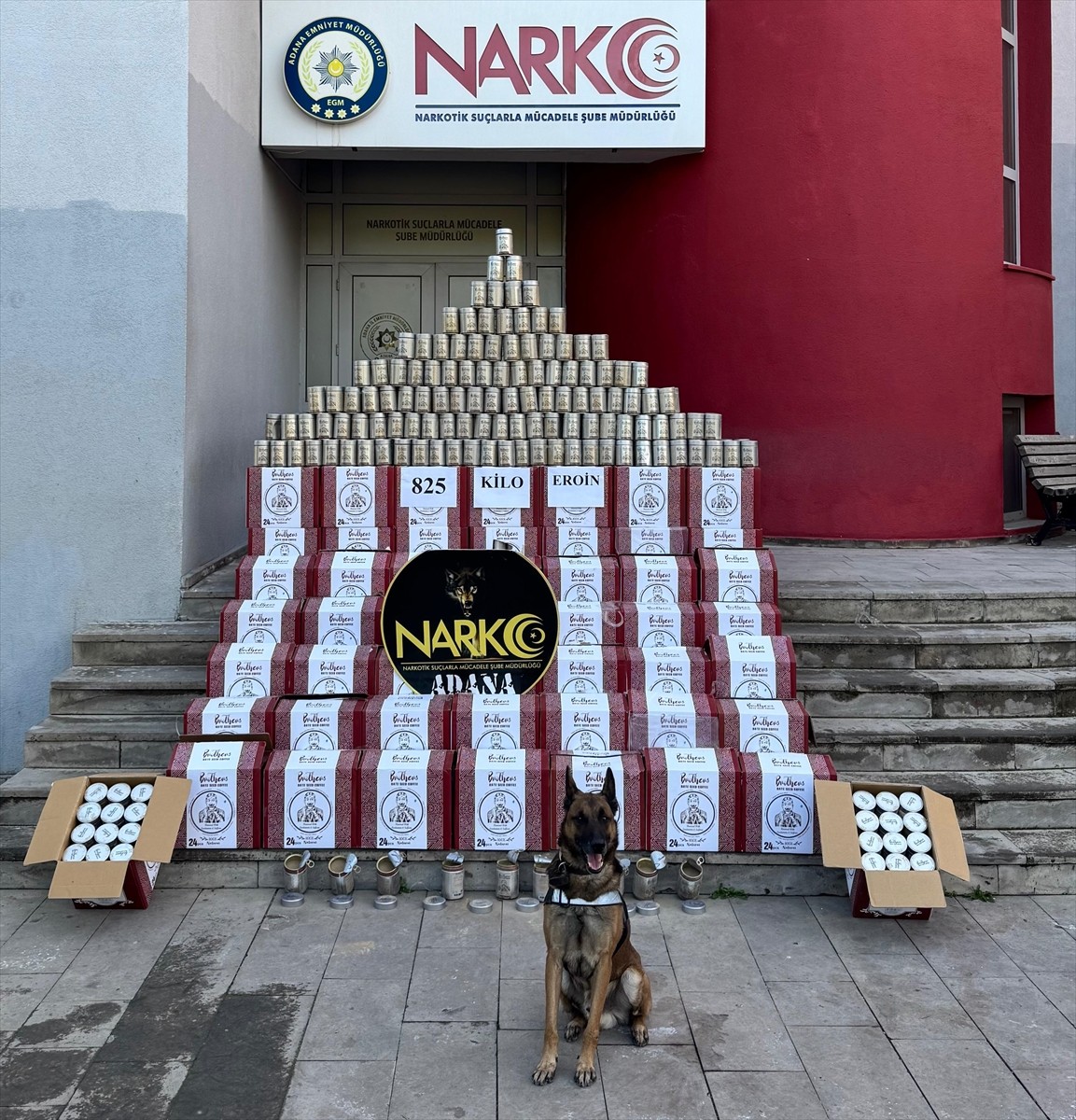 Adana'da kahve kutularına gizlenmiş 825 kilogram eroinin ele geçirildiği operasyonda gözaltına...
