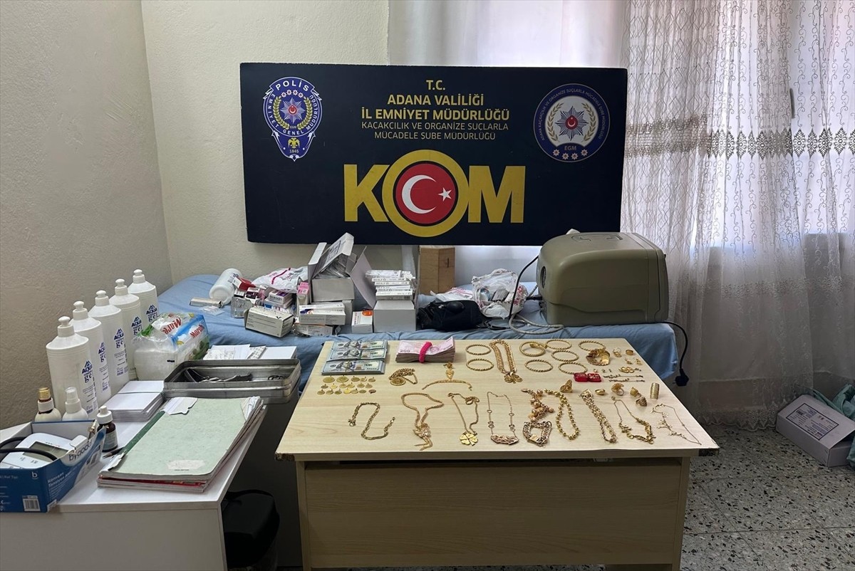 Adana'da kendisini doktor olarak tanıtıp hasta muayene ettiği gerekçesiyle gözaltına alınan kadın...