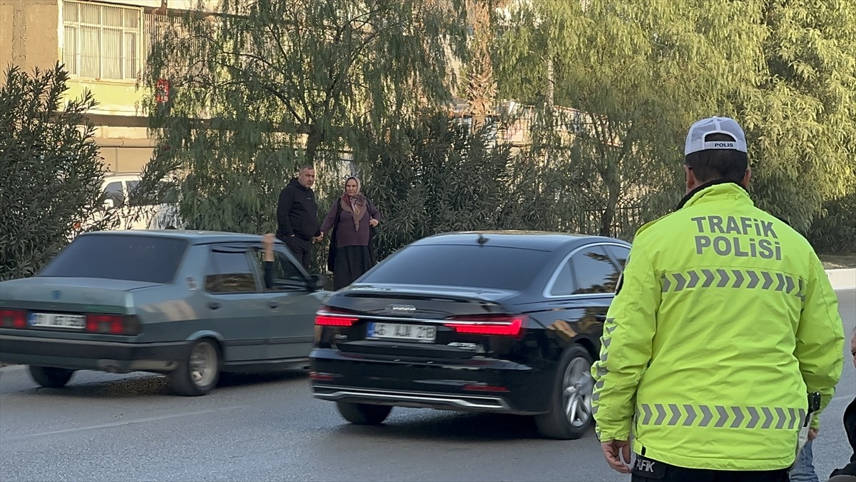 Adana'da polis ekiplerince yapılan denetimlerde yolun karşısına geçerken üst geçidi...