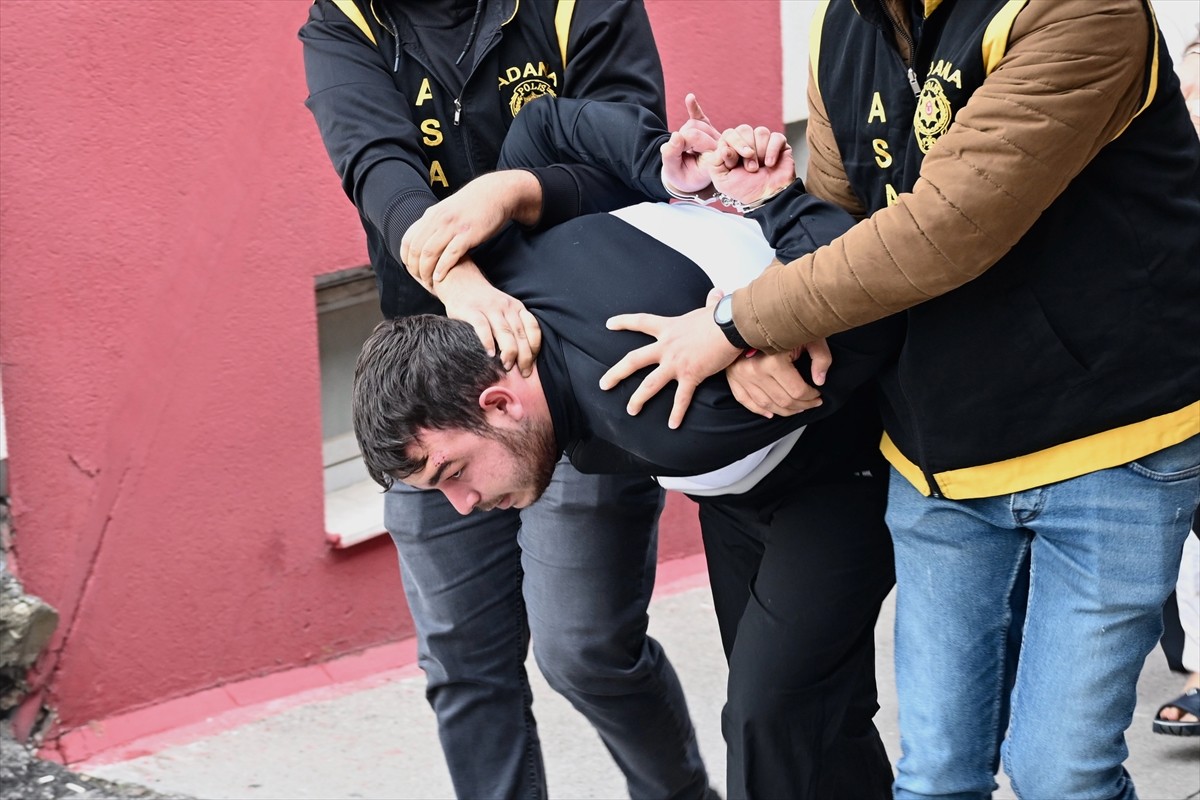 Adana'da silahlı kişilerce kuyumcudan altın çalınmasıyla ilgili gözaltına alınan 9 şüpheliden 8'i...