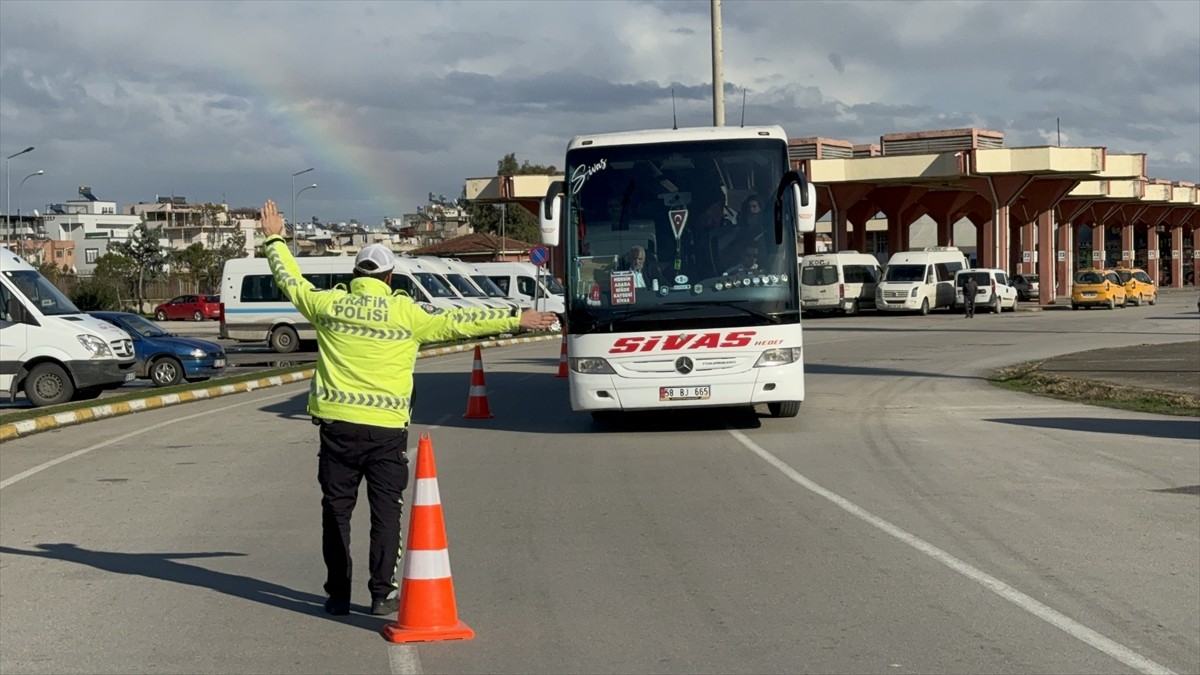 Adana'da, trafik polisleri yılbaşı tedbirleri kapsamında şehirler arası yolcu otobüslerinde...