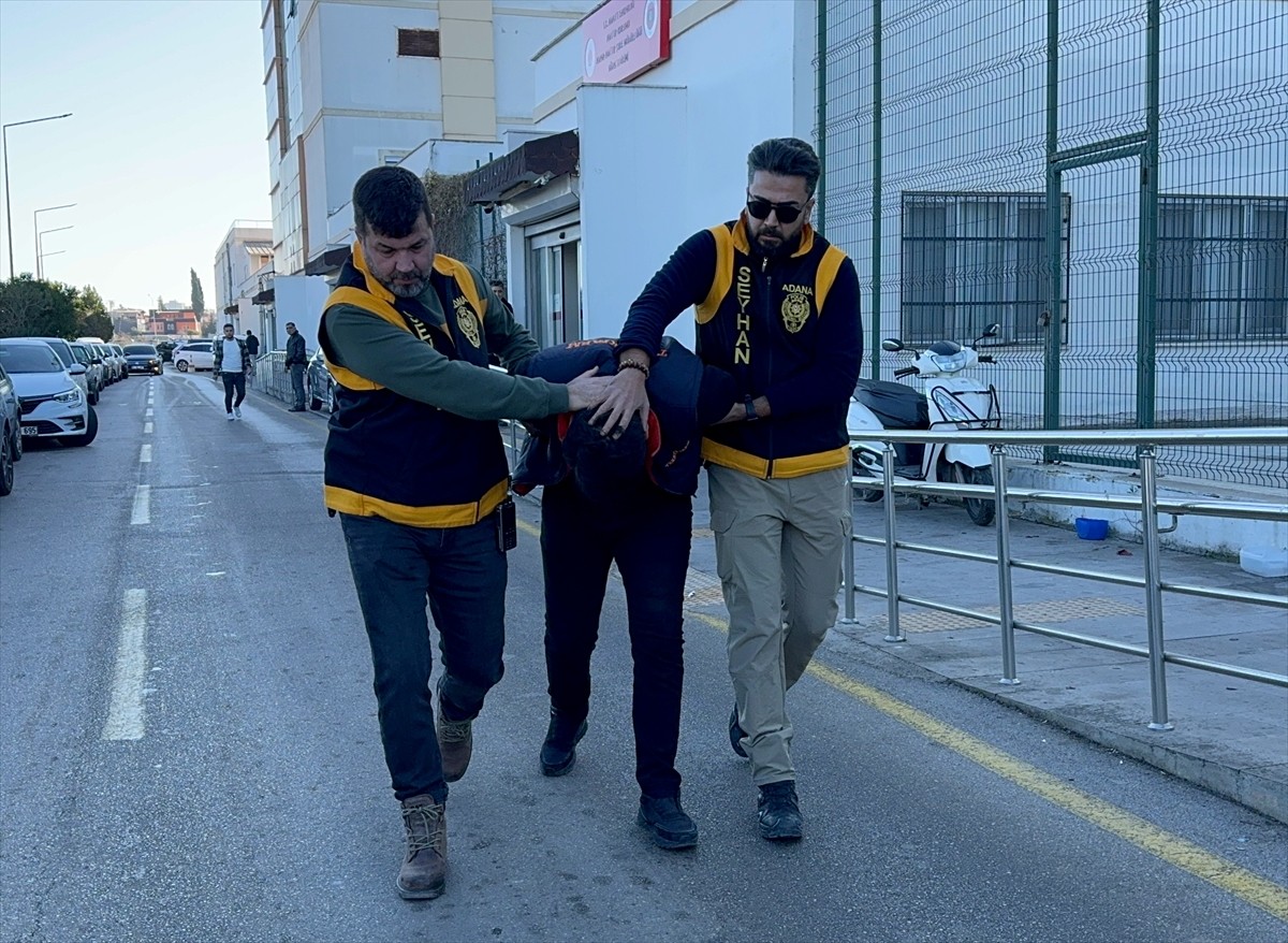 Adana'da yaya geçidinde yol verme meselesi nedeniyle çıkan tartışmada bir doktoru bıçakla...