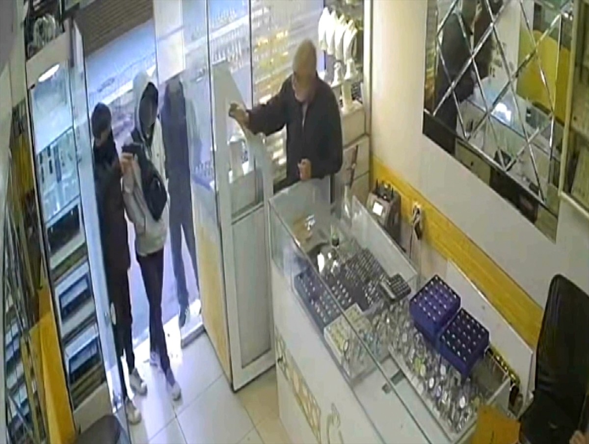 Adana'daki bir kuyumcuyu silahla soyma girişimleri başarısız olduktan sonra bir bakkala girerek iş...