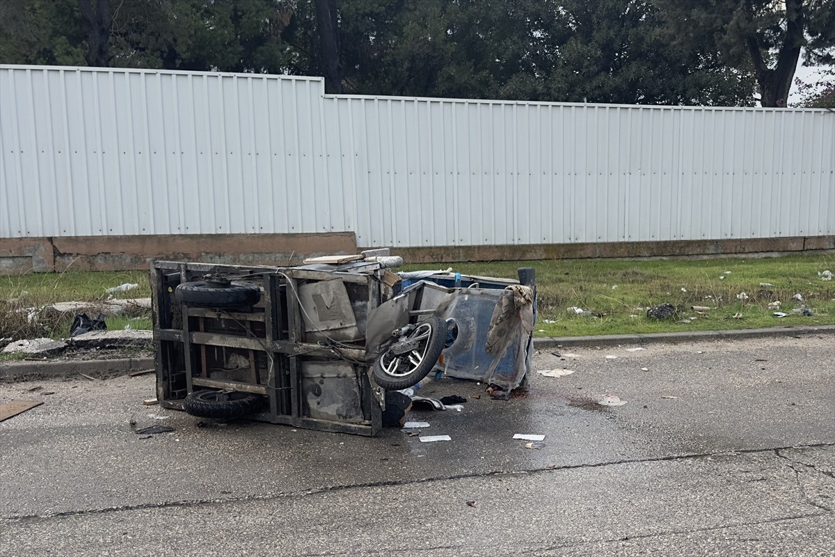 Adana'nın merkez Yüreğir ilçesinde otomobille çarpışan elektrikli bisikletteki 3 kişi...