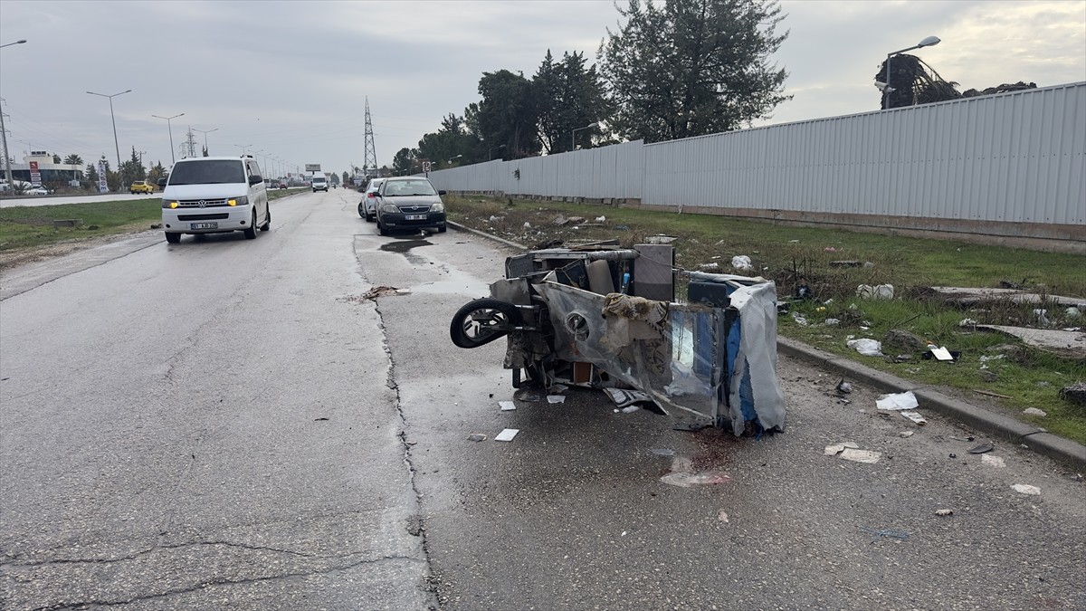 Adana'nın merkez Yüreğir ilçesinde otomobille çarpışan elektrikli bisikletteki 3 kişi...