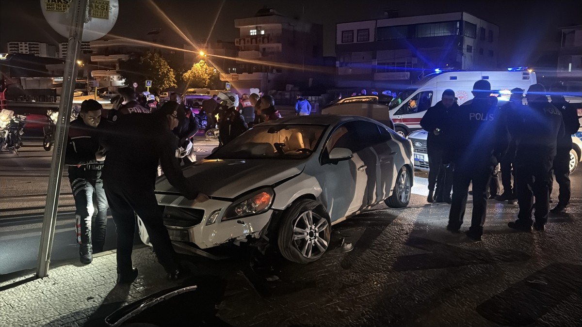Adana'nın merkez Yüreğir ilçesinde "dur" ihtarına uymayan otomobili takip ederken devrilen yunus...