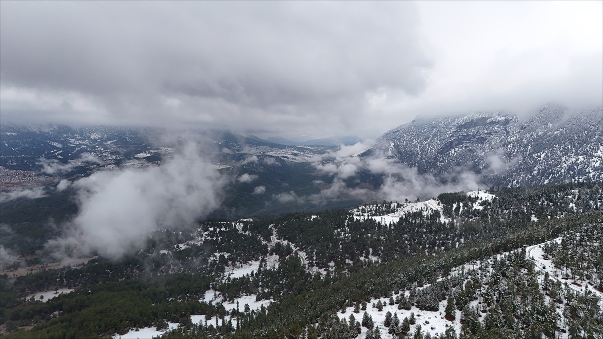 Adana'nın Pozantı ilçesinde kar yağışı etkili oldu. Kar yağışının ardından ilçedeki bazı ormanlık...