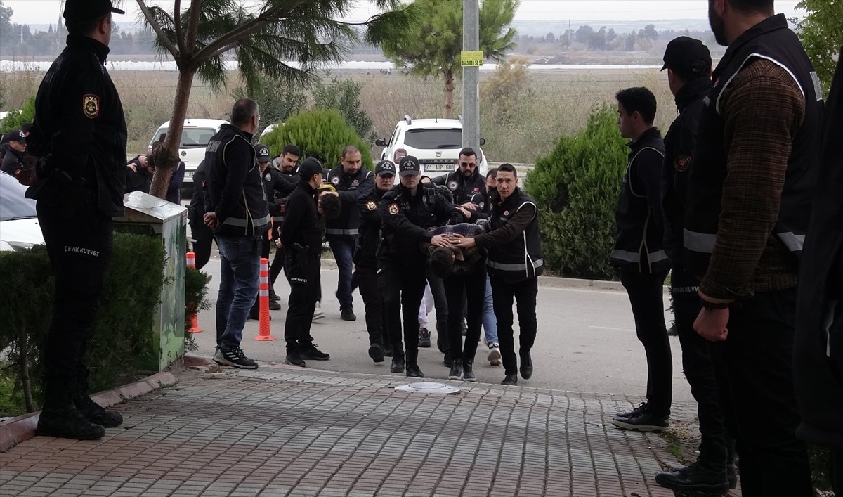Adana merkezli 13 ilde düzenlenen operasyonda, 38 kişiyi yaklaşık 10 milyon lira dolandırdıkları...