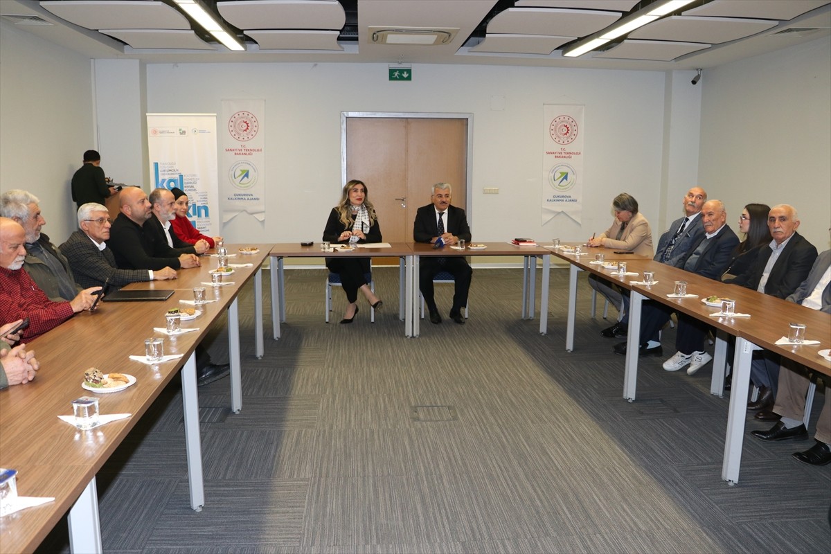 Adana Vali Yardımcısı Mustafa Yiğit (sağ 6) ve İçişleri Bakanlığı Bakan Müşaviri Esma Ersin (sol...