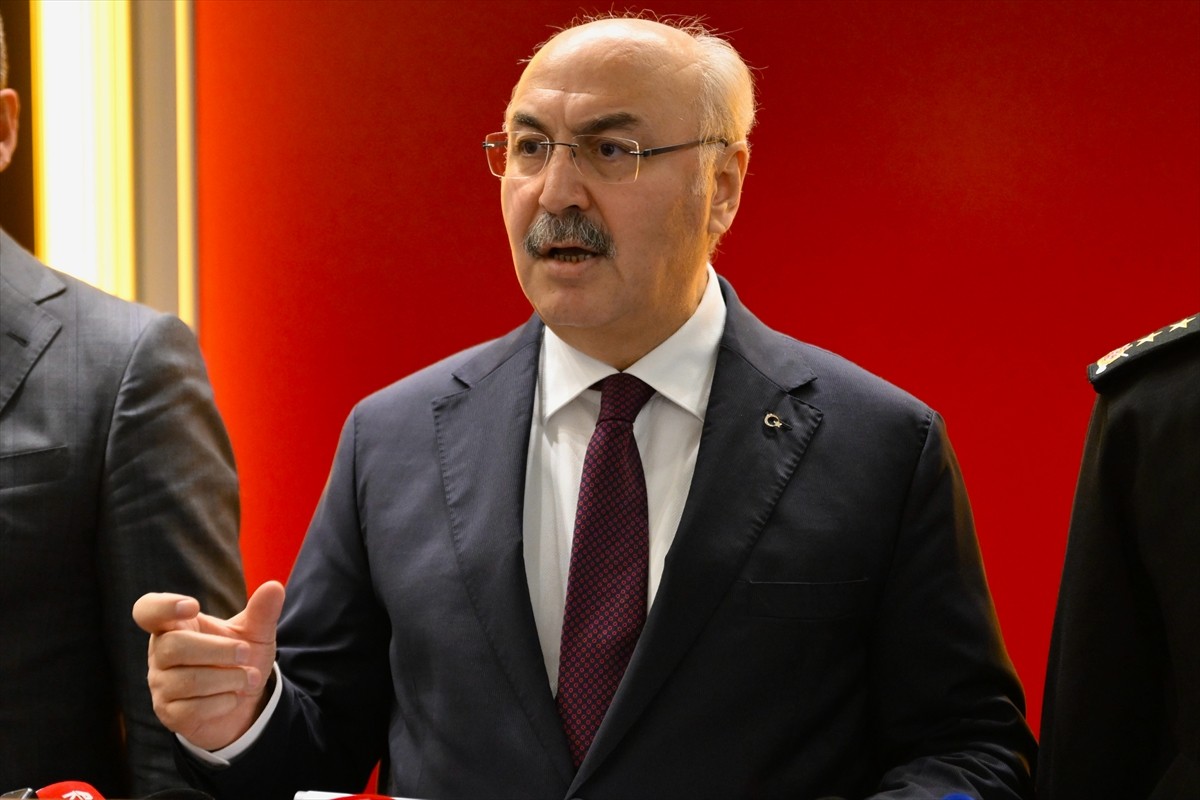 Adana Valisi Yavuz Selim Köşger (ortada), Valilik Toplantı Salonu'nda düzenlenen "Asayiş ve...