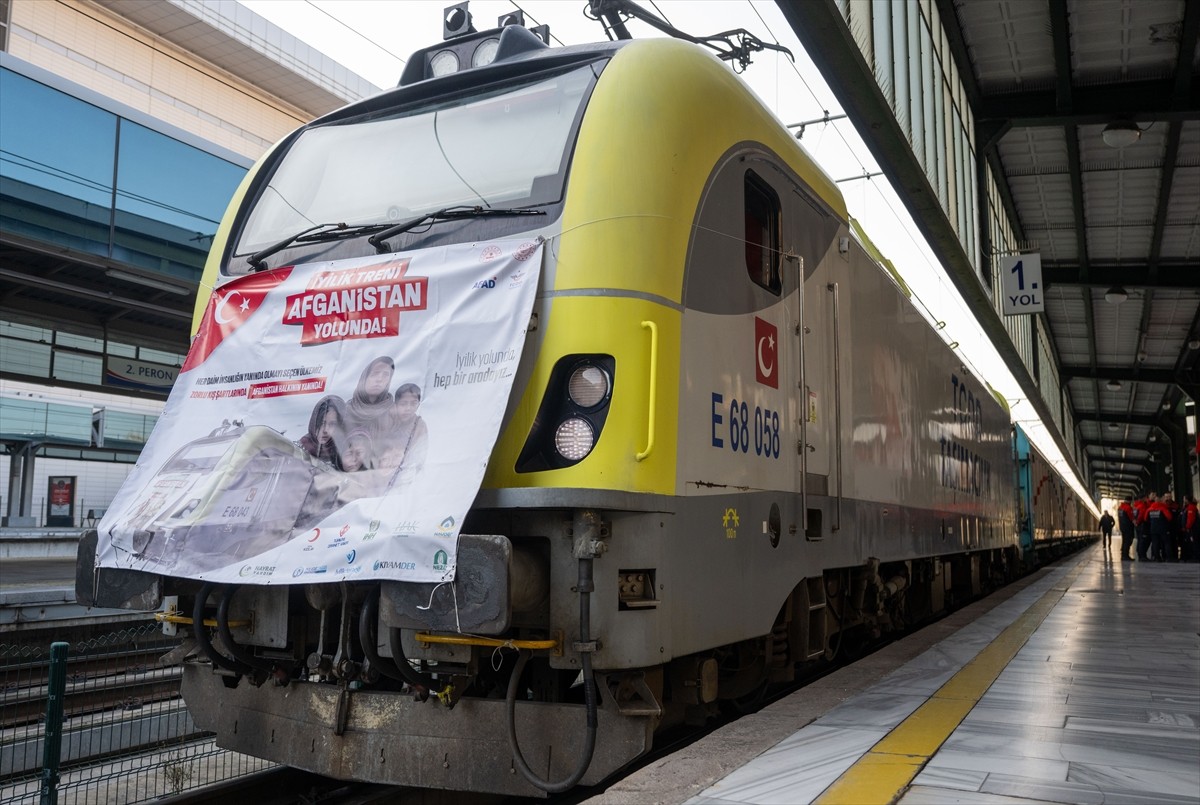 Afet ve Acil Durum Yönetimi Başkanlığı (AFAD) koordinasyonunda insani yardım malzemelerini taşıyan...