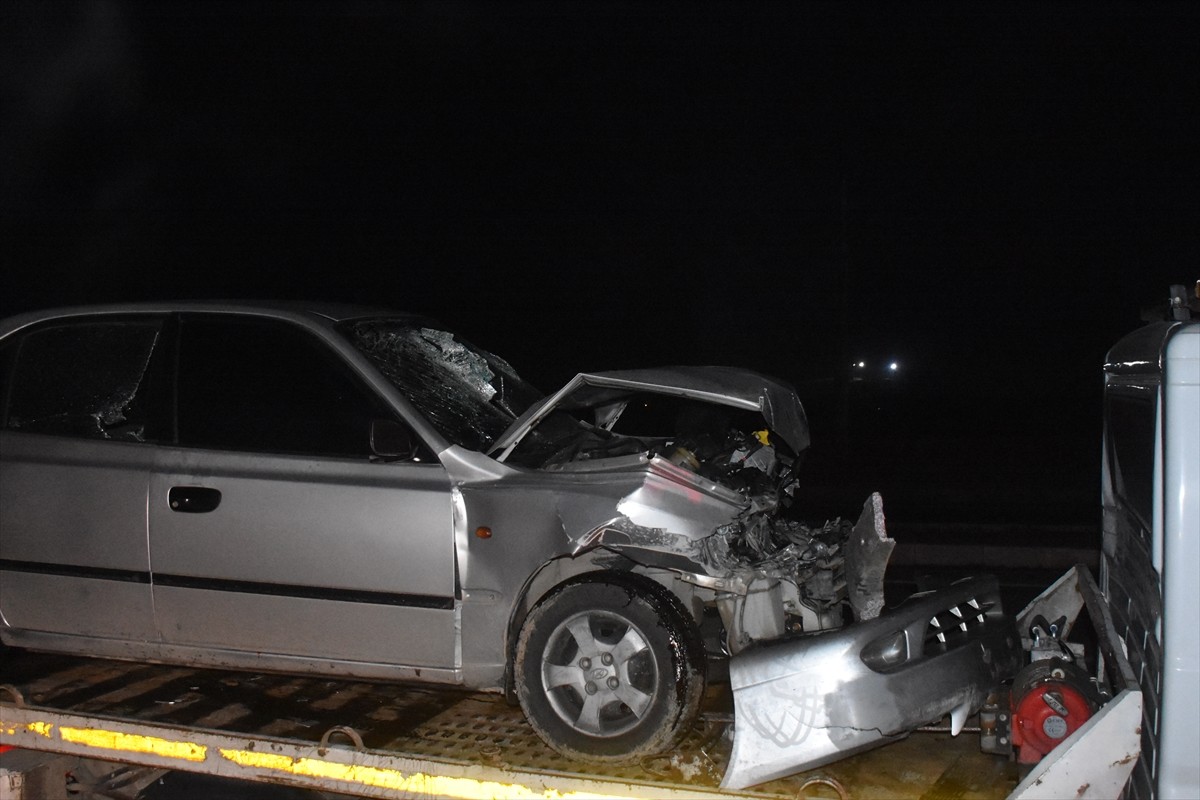 Afyonkarahisar'da otomobilin tırla çarpışması sonucu 2'si çocuk 7 kişi yaralandı. İhbar üzerine...