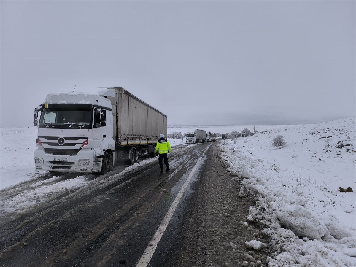 Afyonkarahisar'ın bazı belde ve köylerinde kar yağışı etkili oldu. Yağış nedeniyle...