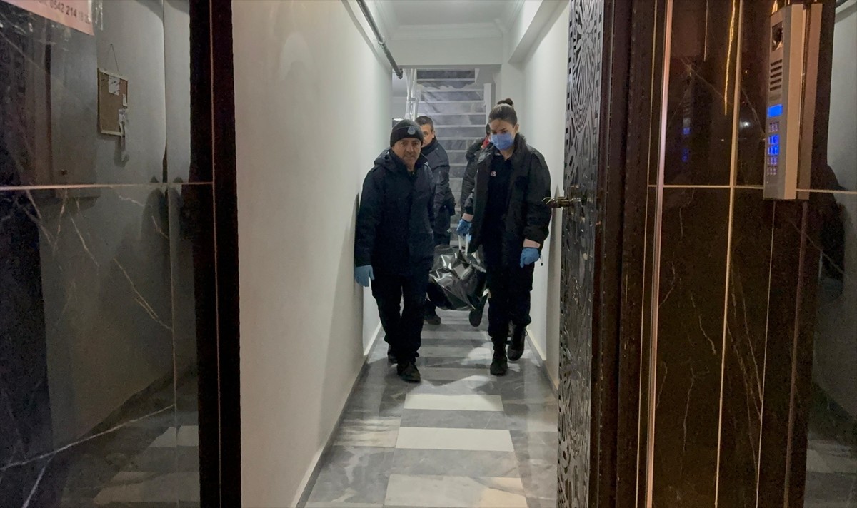 Afyonkarahisar'ın Bolvadin ilçesinde yalnız yaşayan kişi evinde ölü bulundu.
