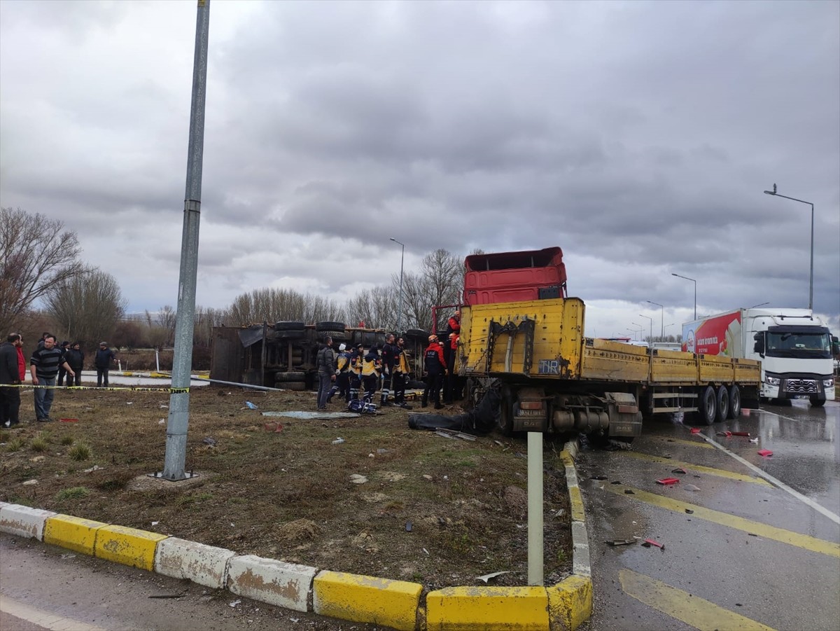 Afyonkarahisar'ın Sinanpaşa ilçesinde, kamyon ile tırın çarpışması sonucu 1 kişi öldü, 1 kişi...