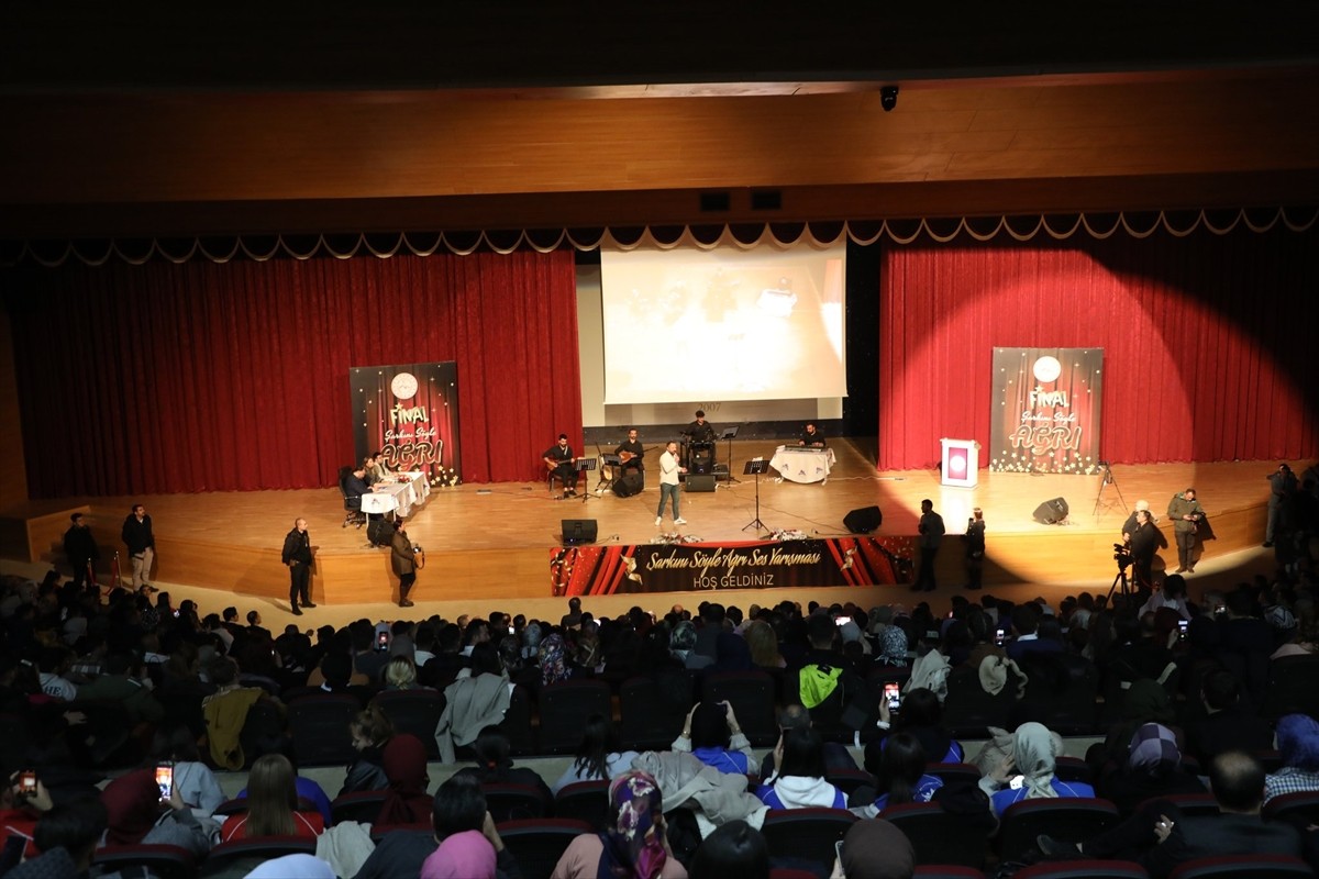 Ağrı'da, yeni yeteneklerin keşfedilmesi amacıyla düzenlenen "Şarkını Söyle Ağrı Ses Yarışması"nda...