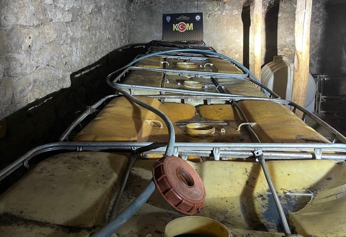 Ağrı'nın Doğubayazıt ilçesinde, baraka tarzı bir yapıda 8 ton 510 litre kaçak motorin ele...