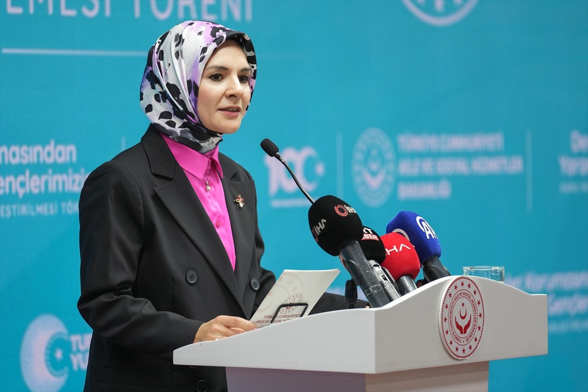 Aile ve Sosyal Hizmetler Bakanı Mahinur Özdemir Göktaş, bakanlıkta düzenlenen "Devlet Korumasından...