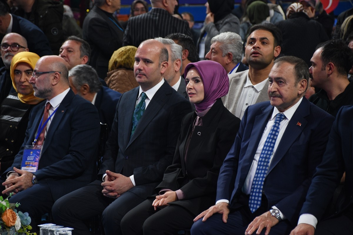 Aile ve Sosyal Hizmetler Bakanı Mahinur Özdemir Göktaş (sağ 2), Veysel Eroğlu Spor Salonu'nda...