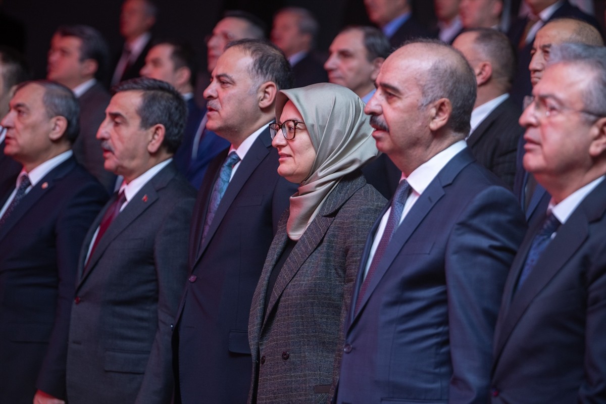 AK Parti Genel Başkan Yardımcısı Belgin Uygur (sağ 3), Türk Mühendisler Derneğince Bilgi...