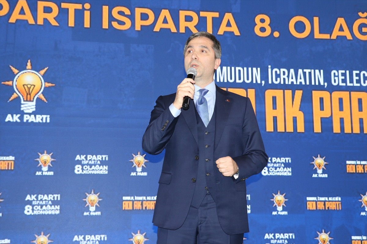AK Parti Genel Başkan Yardımcısı Zafer Sırakaya, Işıkkent Spor Salonu'nda düzenlenen AK Parti...
