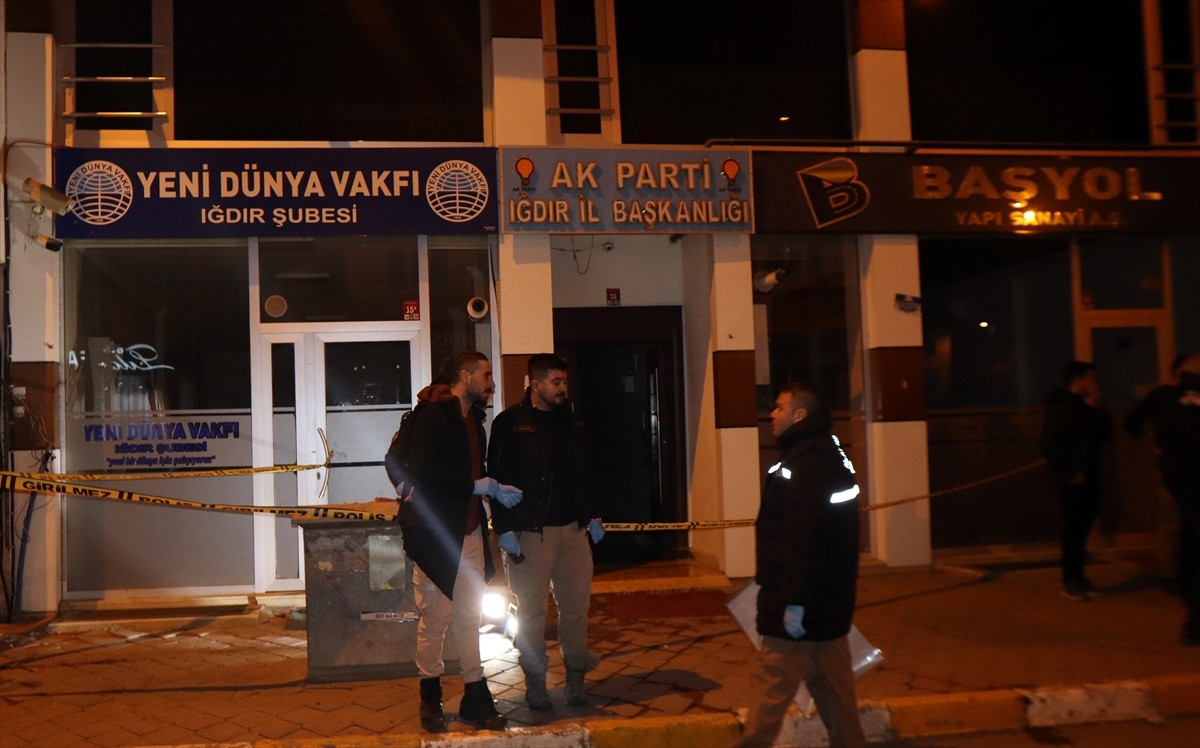 AK Parti Iğdır İl Başkanlığına molotofkokteyli ile saldırı gerçekleştiren 3 şüpheliden ikisi...