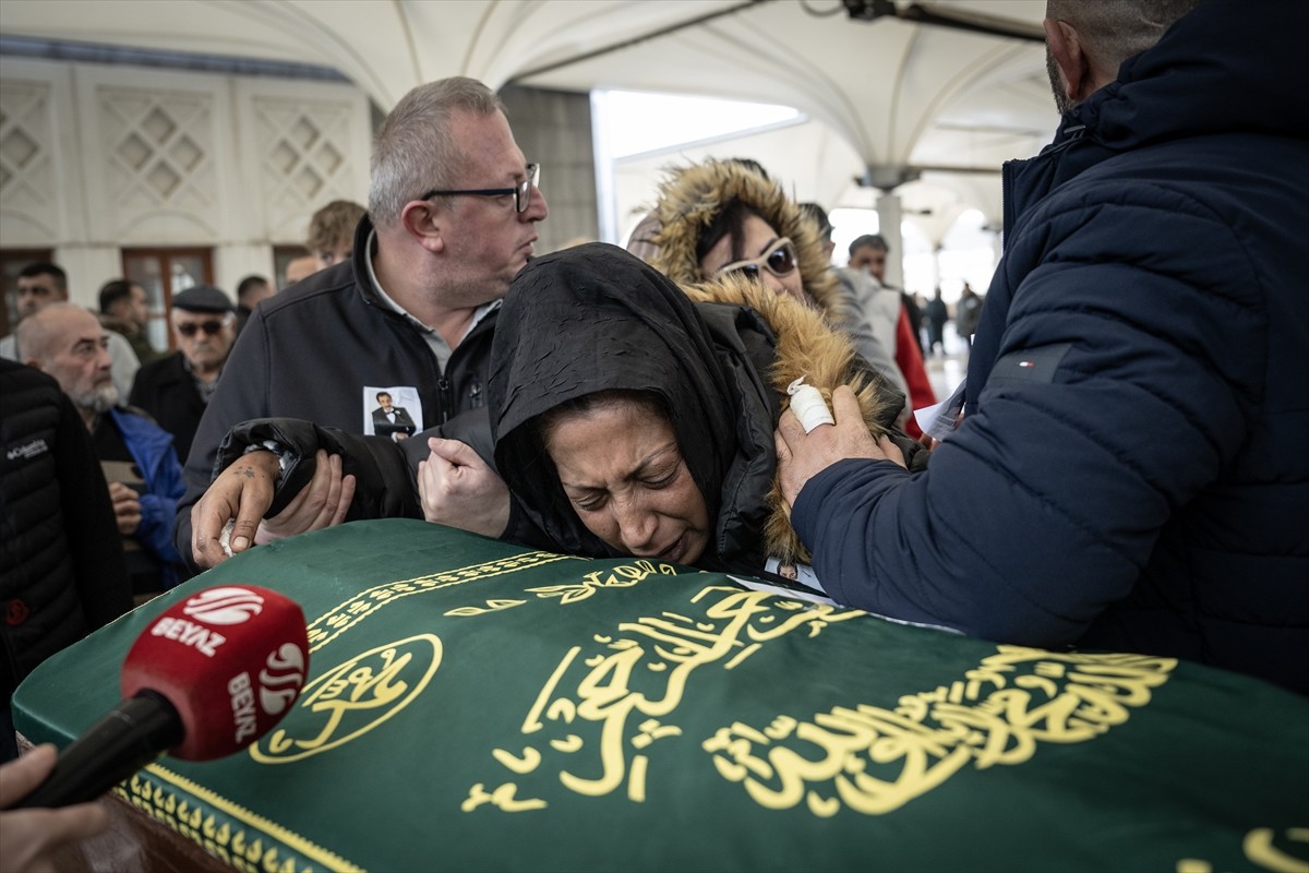 Akciğer kanseri nedeniyle 61 yaşında hayatını kaybeden Ankaralı Turgut olarak bilinen Turgut...