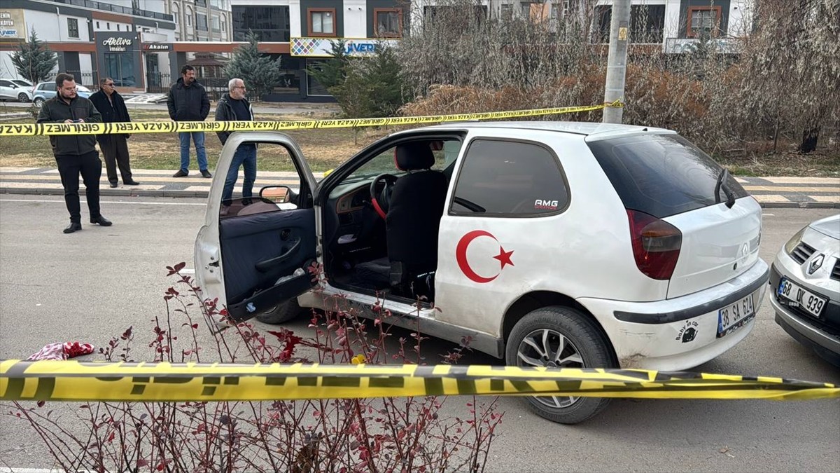 Aksaray'da çıkan bıçaklı kavgada ağır yaralanan kişi hastaneye kaldırıldı.