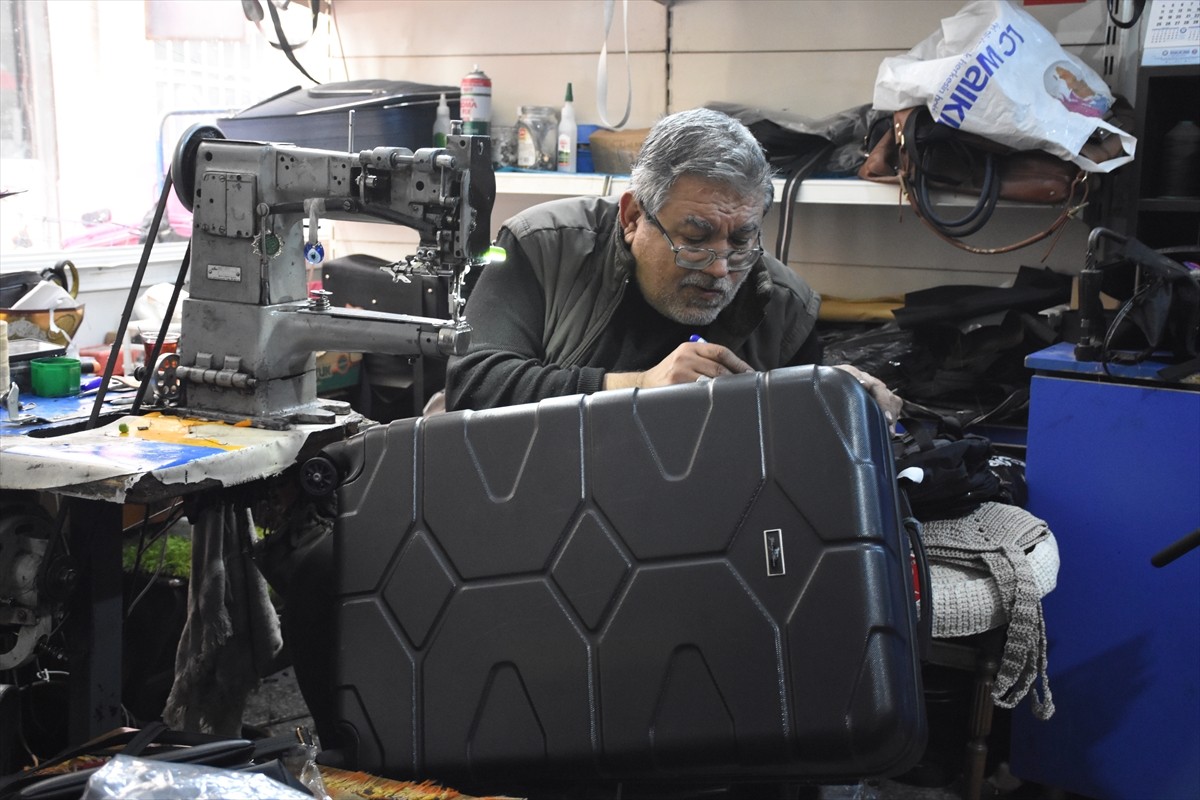 Aksaray'da yaşayan görme engelli 61 yaşındaki Ceylan Ülger, 22 yıldır 15 metrekarelik atölyesinde...