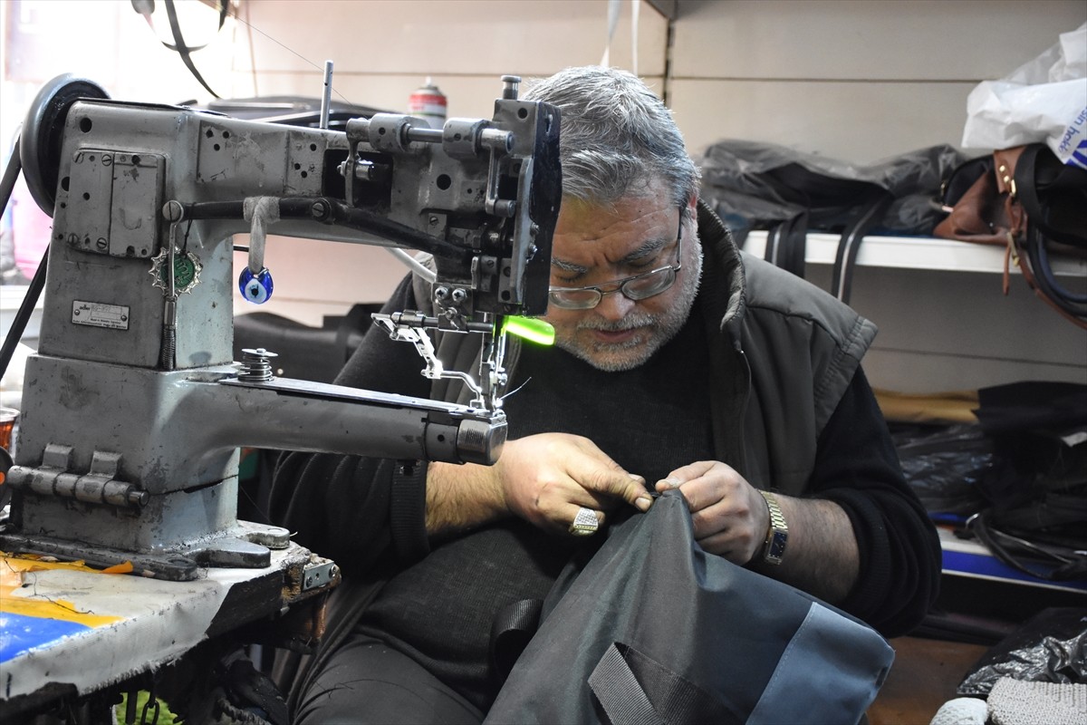 Aksaray'da yaşayan görme engelli 61 yaşındaki Ceylan Ülger, 22 yıldır 15 metrekarelik atölyesinde...