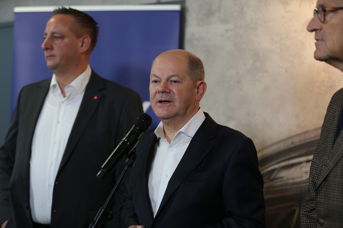 Almanya Başbakanı Olaf Scholz, Köln'de 2 bin 900 kişiyi işten çıkarmayı planlayan, çok sayıda...