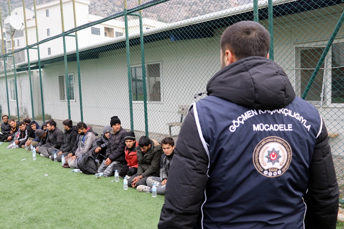 Amasya'da bir minibüste 20 düzensiz göçmen yakalandı, sürücü ve araçtaki bir kişi gözaltına...