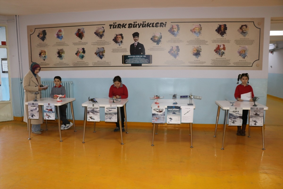 Amasya'da ilkokul öğrencilerine Yerli Malı Haftası dolayısıyla, Türk Havacılık ve Uzay Sanayii...