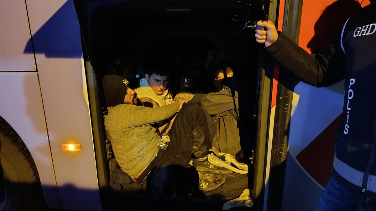 Amasya'da yolcu otobüsünün bagajında 9 düzensiz göçmen yakalandı, sürücü ve muavin gözaltına...