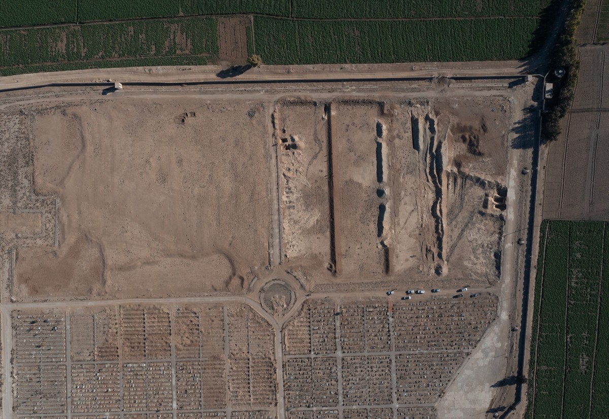 Anadolu Ajansı (AA) ekibi, Suriye'nin başkenti Şam'ın Hüseyniye bölgesinde toplu mezarlık olduğu...