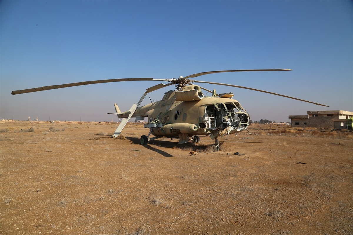 Anadolu Ajansı (AA) ekipleri, Suriye'de 61 yılın ardından devrilen Baas rejiminden kalma askeri...