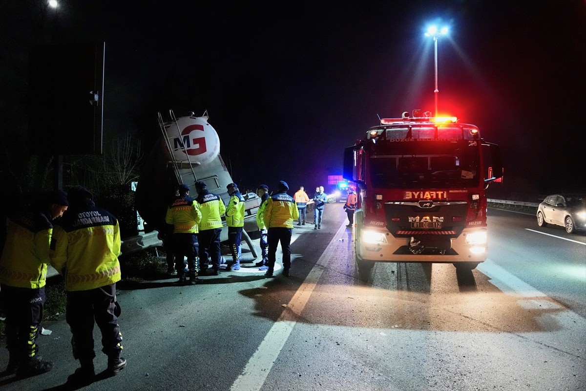 Anadolu Otoyolu'nun Düzce kesiminde karşı şeride geçtikten sonra şarampole devrilen tırın sürücüsü...