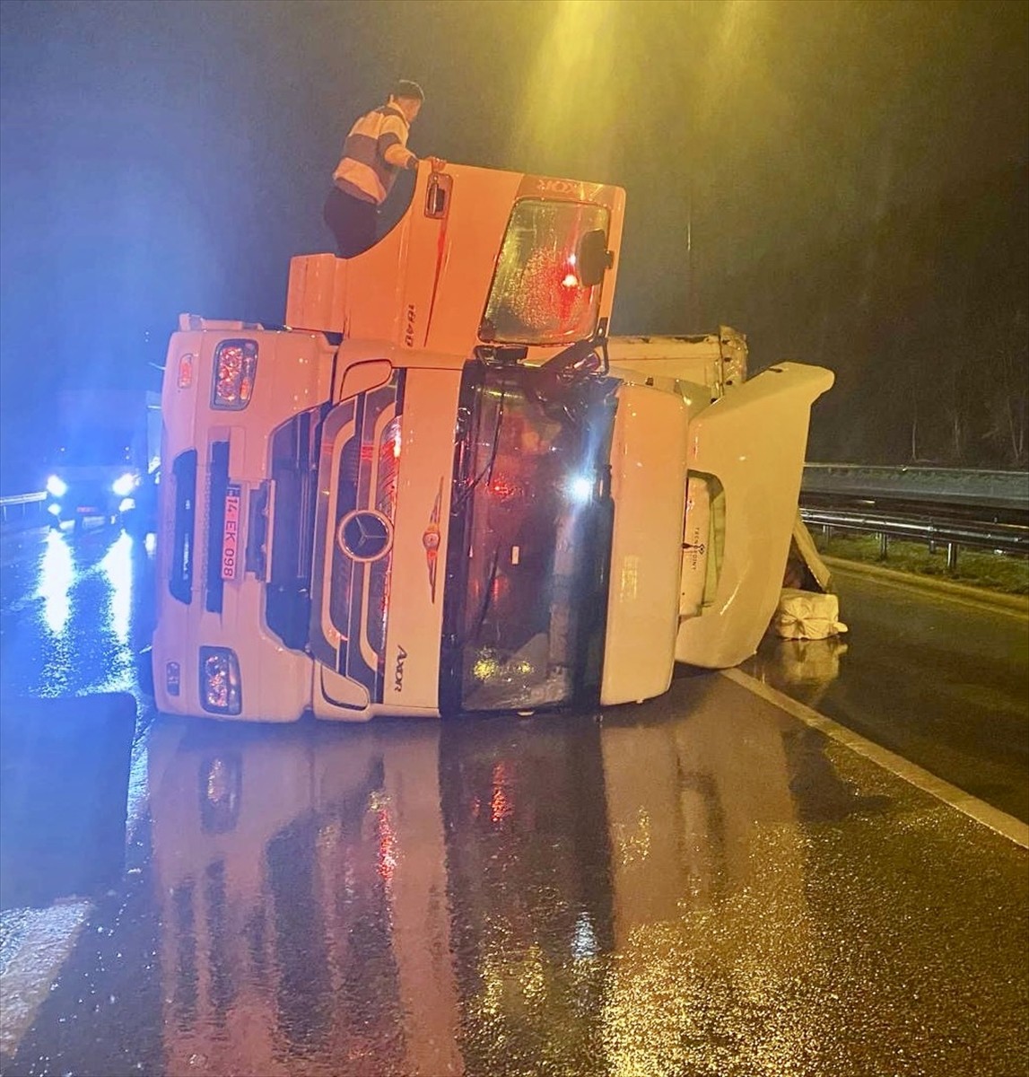 Anadolu Otoyolu'nun Sakarya kesiminde, İstanbul istikametinde ilerlerken devrilen tır ulaşımda...