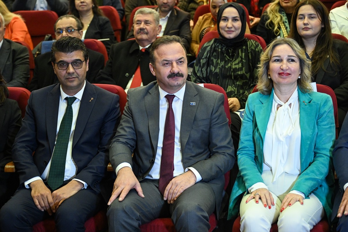 Anahtar Parti (A Parti) Genel Başkanı Yavuz Ağıralioğlu (ortada), Adana'da Yaşar Kemal Kültür...