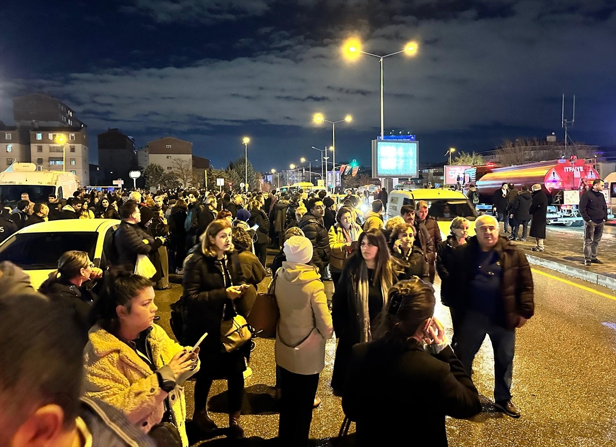 Ankara'da Batıkent metro durağındaki ray hattında çıkan yangın söndürüldü. Ölen ya da yaralanan...