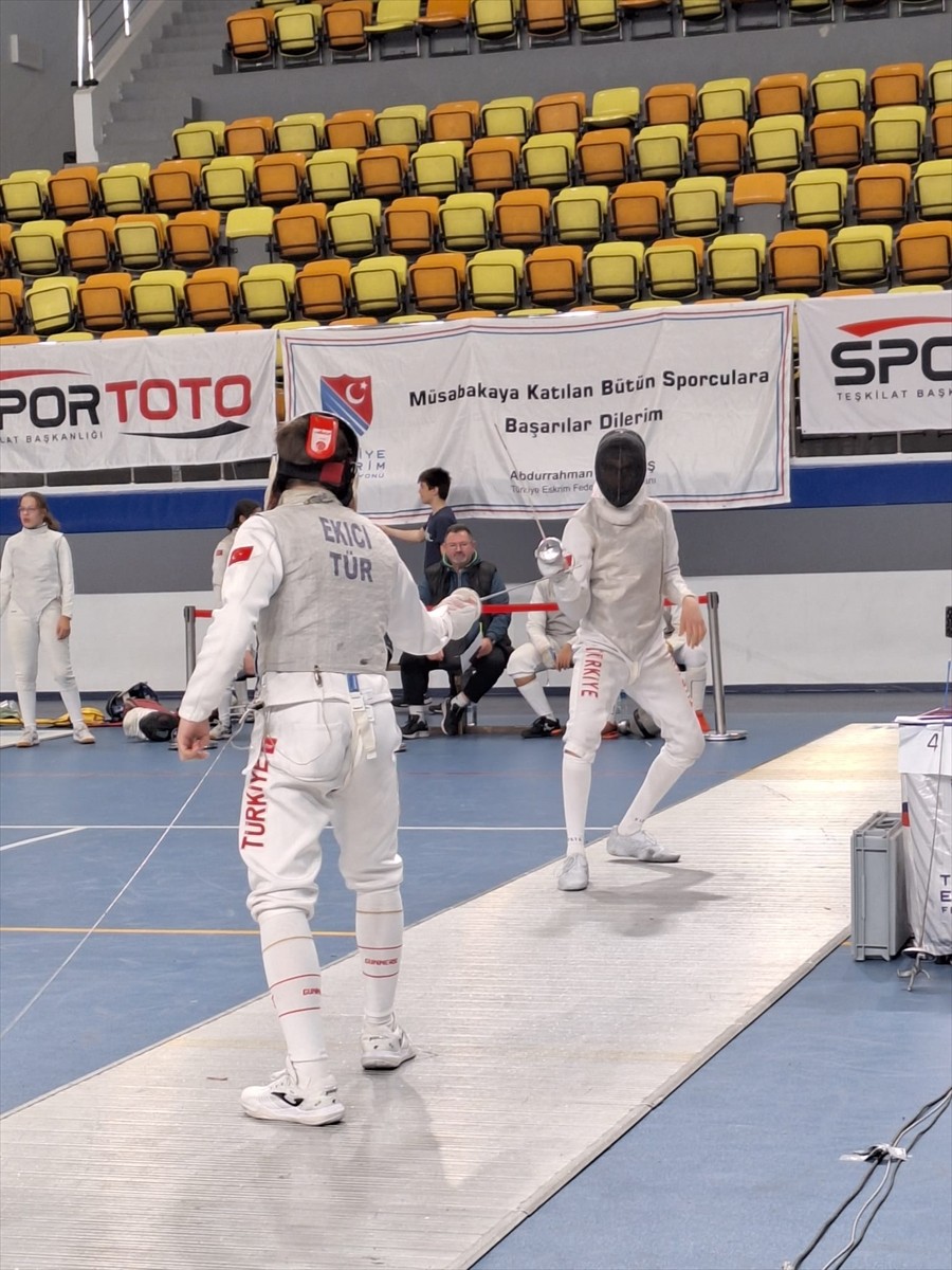 Ankara'da düzenlenen 17 Yaş Altı Flöre Federasyon Kupası tamamlandı. Yenimahalle Spor...