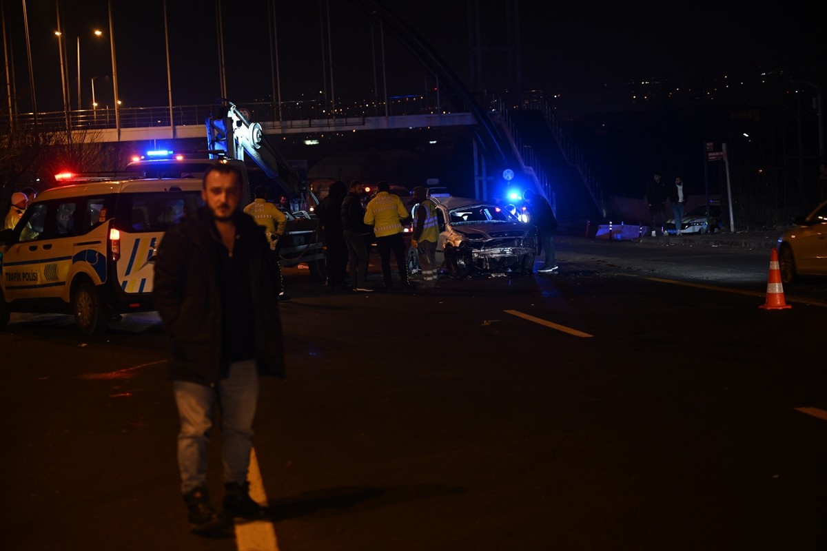 Ankara'nın Altındağ ilçesinde, bir otomobilin refüje çarparak devrilmesi sonucu 1 kişi öldü, 2...