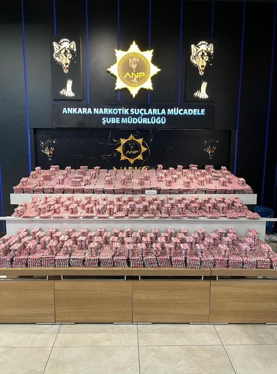 Ankara'nın Kahramankazan ilçesinde terk ettikleri araçta 105 bin 560 sentetik uyuşturucu ele...