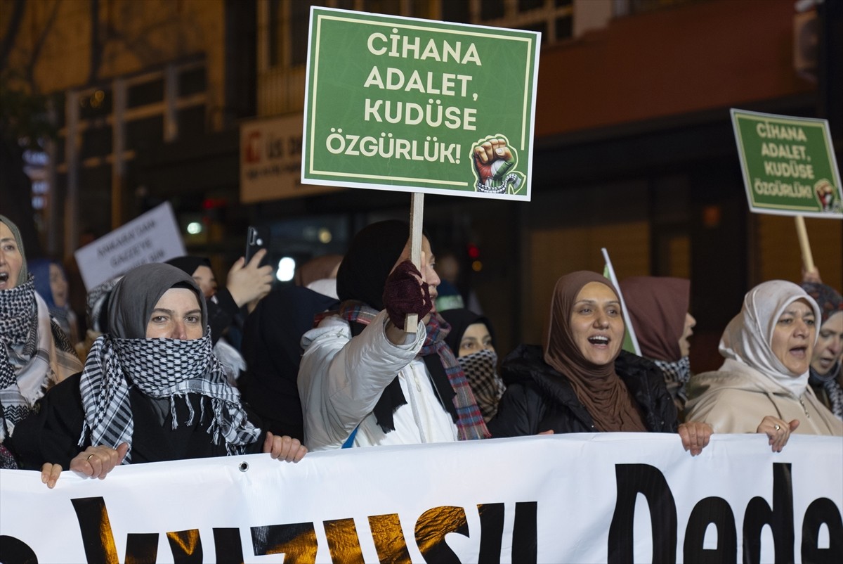 Ankara Filistin Dayanışma Platformu üyeleri, İsrail'in Gazze'de süren saldırılarını protesto etmek...