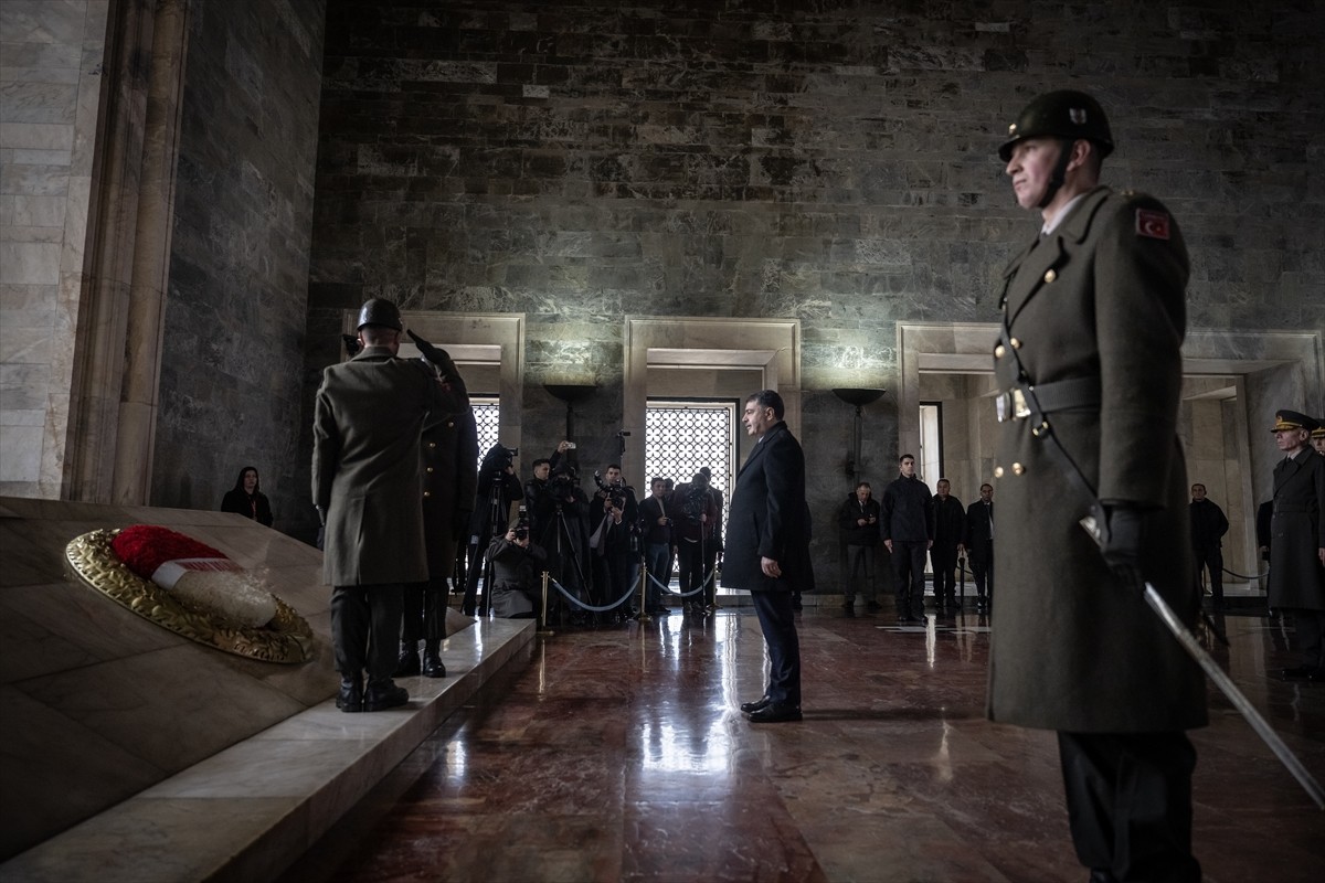 Ankara Valisi Vasip Şahin ve beraberindeki heyet, Gazi Mustafa Kemal Atatürk'ün Ankara'ya...