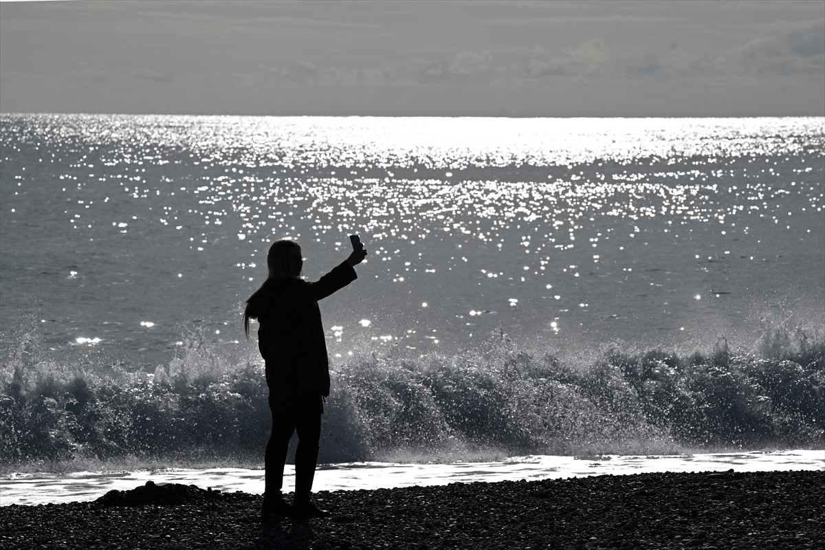 Antalya'da yağışlı havanın ardından öğle saatlerinde güneşin yüzünü göstermesini fırsat bilenler...