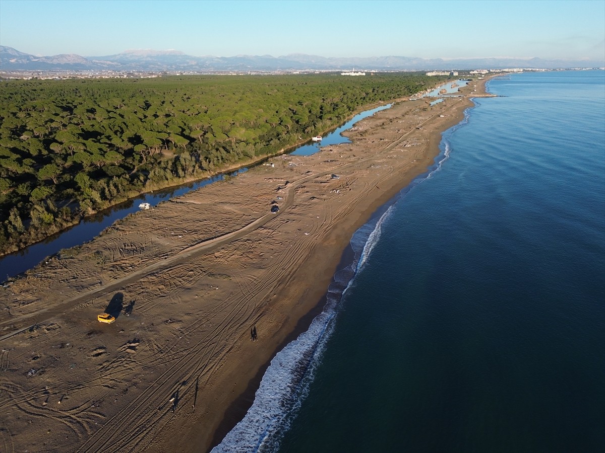 Antalya'nın Aksu ilçesinde 5 yıldızlı otellere yakın bölgedeki Kumköy Sahili, yaz aylarında tatil...