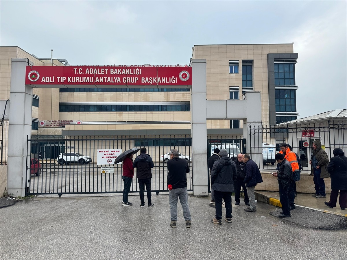 Antalya'nın Aksu ilçesinde bıçaklı kavgada yaralanan kişi, kaldırıldığı hastanede hayatını...